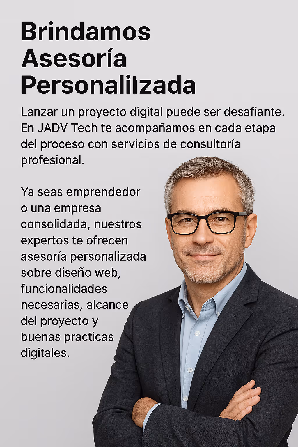 Persona trabajando en oficina con planos digitales.